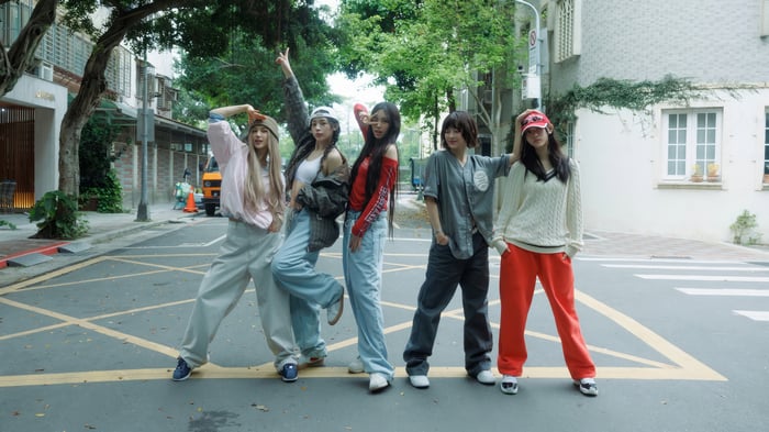 NewJeans members Danielle, Minji, Hyein, Hanni, and Haerin in 4K