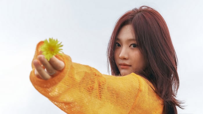 Ningning from Aespa holds a yellow flower