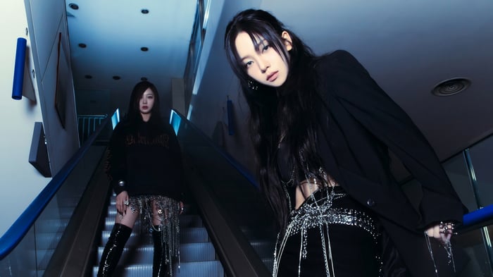 Aespa Karina and Giselle on Escalator 4K