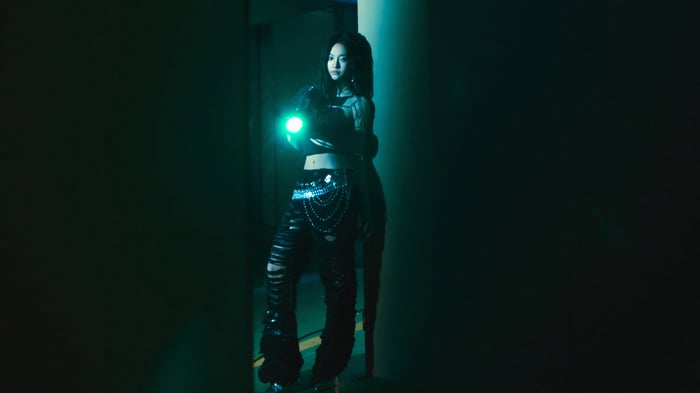 Ningning from Aespa holding a green flashlight