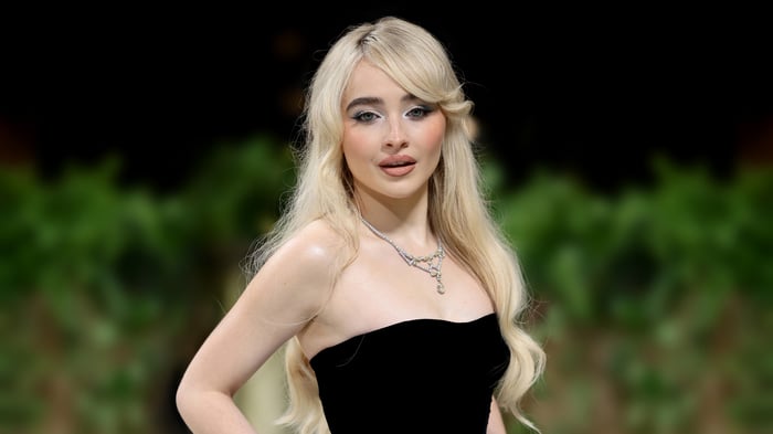 Sabrina Carpenter in a black strapless dress