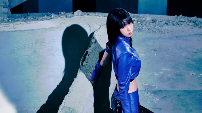 Karina from Aespa in a blue outfit