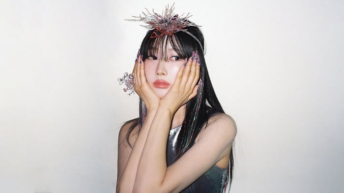 Giselle Aespa with elaborate headpiece and nails