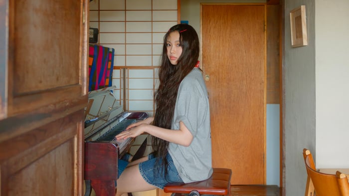 NewJeans Hyein plays the piano in 4K