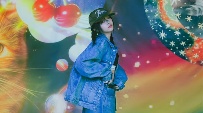 NewJeans Hanni in denim with colorful background