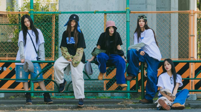 NewJeans members posing in casual streetwear