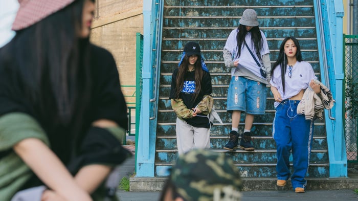 NewJeans on stairs