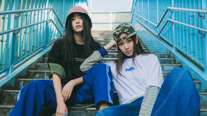 NewJeans members Hanni and Hyein on stairs
