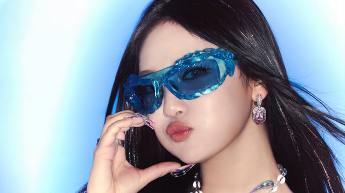 Ningning from Aespa wearing blue sunglasses
