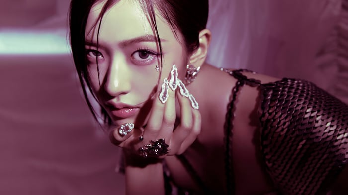 Yujin from IVE with elaborate jewelry