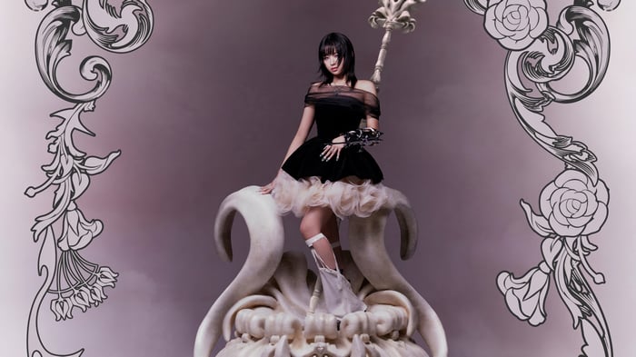 Rei from IVE sitting on a sculpture