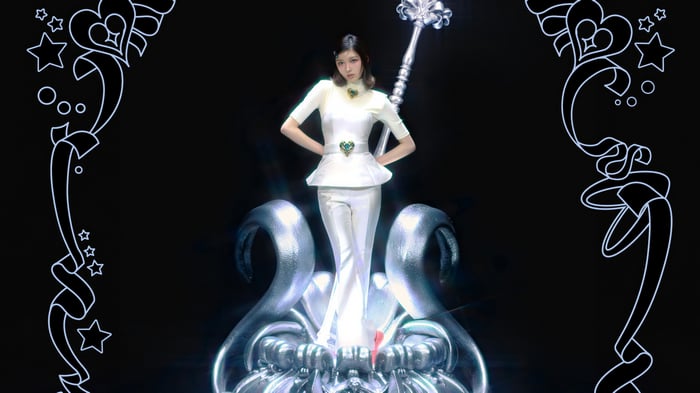 Gaeul from IVE holding a scepter on a throne