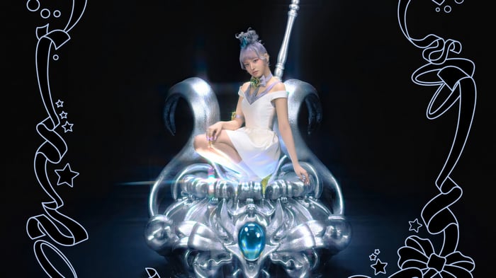 Liz from IVE sitting on a throne