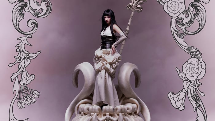 Leeseo from IVE holding a staff on a throne