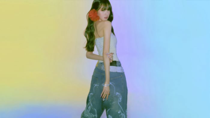 Jang Wonyoung IVE posing in wide-leg jeans 4K