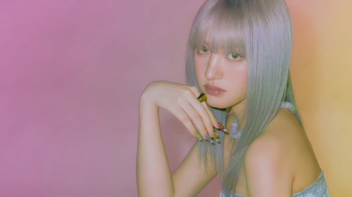 Liz from IVE with silver hair and colorful nails