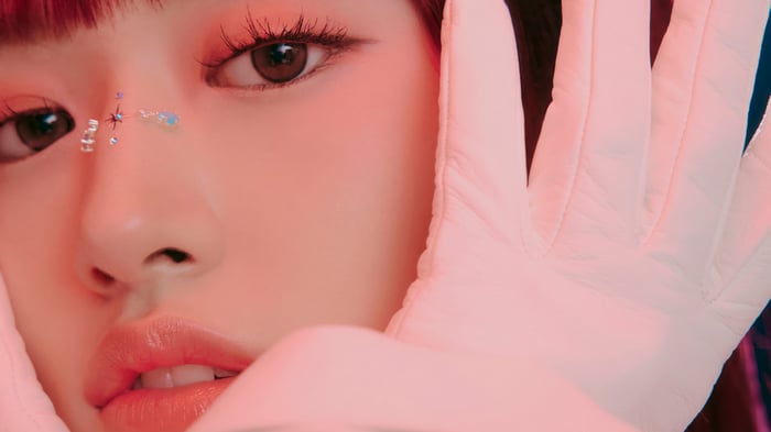 Yujin from IVE with face gems