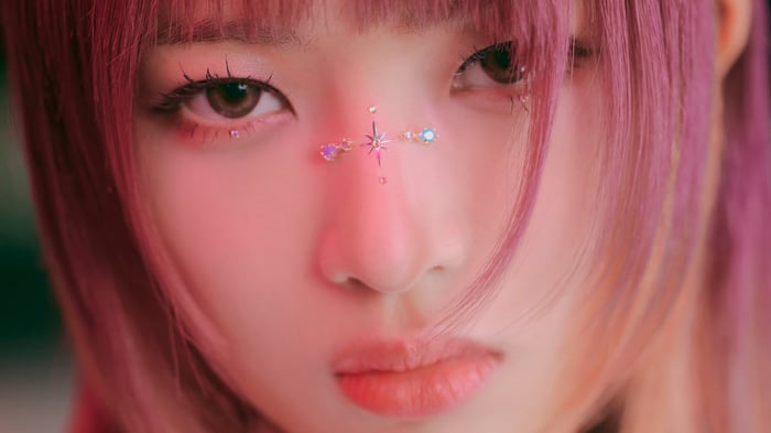 Rei from IVE with face gems
