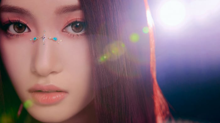 Leeseo from IVE with face gems