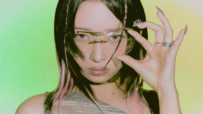 Rei from IVE wearing futuristic glasses