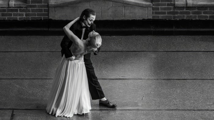 Joker and Harley Quinn dancing in black and white 4K