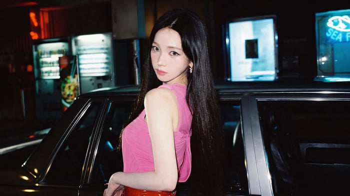 Karina from Aespa in a pink top