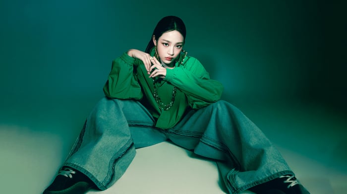 Minji from NewJeans in green shirt and jeans