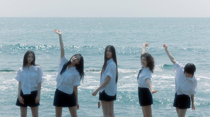 NewJeans girls posing by the ocean in 4K