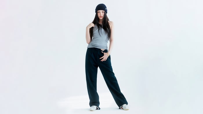 Hyein from NewJeans in a grey tank top and black pants
