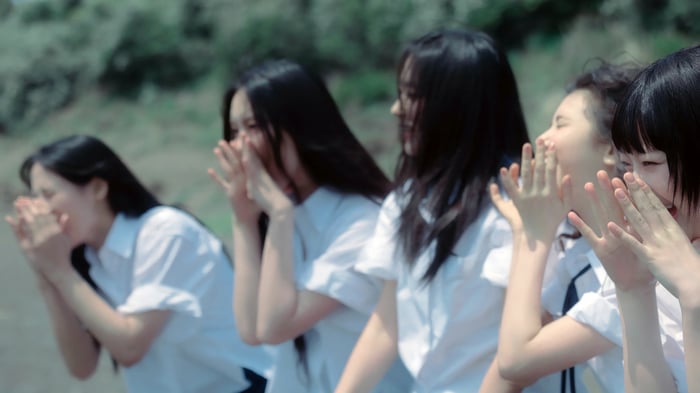 NewJeans members laughing outdoors in 4K