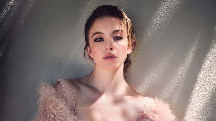 Sydney Sweeney in a pink fluffy shawl