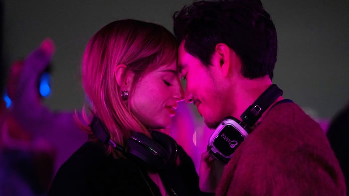 Lucy Boynton and Justin H. Min in The Greatest Hits 4K