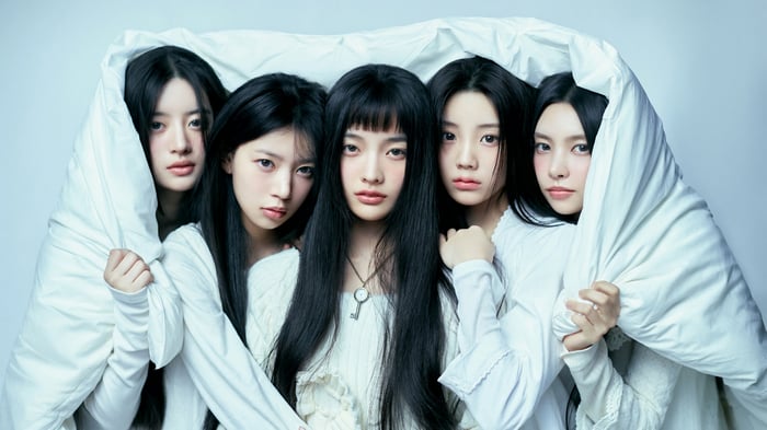 ILLIT members under a white blanket