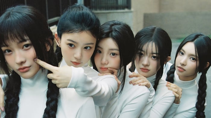 ILLIT members Iroha, Mokah, Wonhee, Minju, and Yunah in 4K