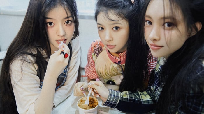 ILLIT's Yunah, Moka, and Minju eating ice cream