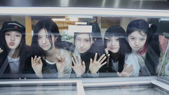 ILLIT members Wonhee, Minju, Yunah, Iroha, and Moka