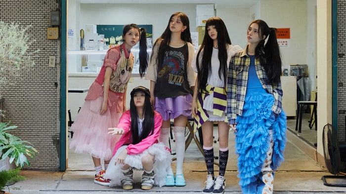 ILLIT Kpop group posing in front of a building