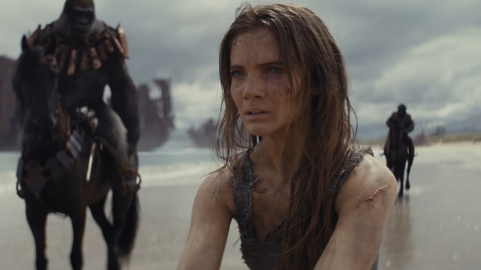 Freya Allan and Apes in Kingdom of the Planet of the Apes 4K
