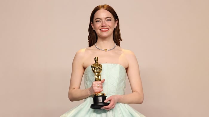 Emma Stone holding an Oscar award