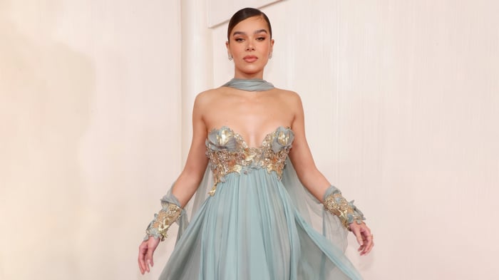Hailee Steinfeld in a light blue gown with gold accents