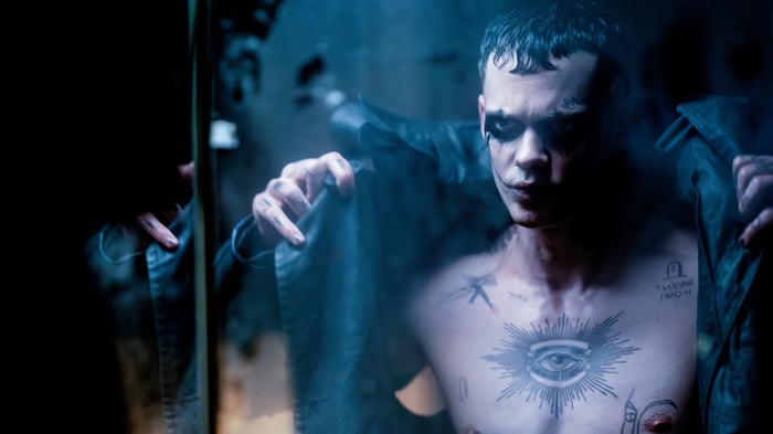 Bill Skarsgard as The Crow in 4K
