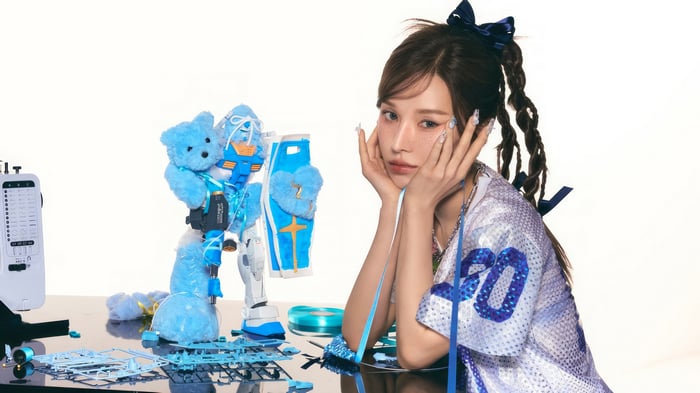 Wendy from Red Velvet with a Gundam model