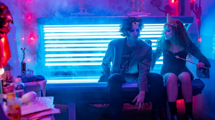 Lisa Frankenstein and Cole Sprouse in 4K