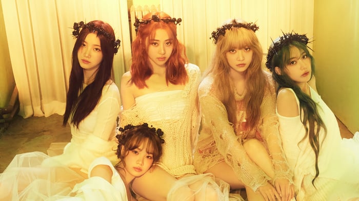 LE SSERAFIM members with flower crowns