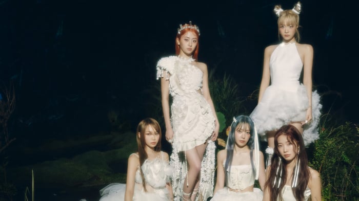 LE SSERAFIM members in white dresses