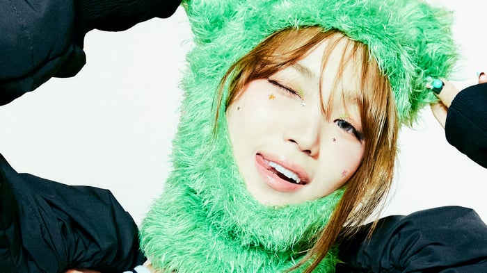 Chaewon from LE SSERAFIM in green fuzzy hat