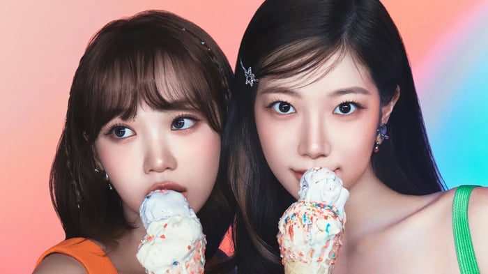 LE SSERAFIM's Chaewon and Kazuha eating ice cream