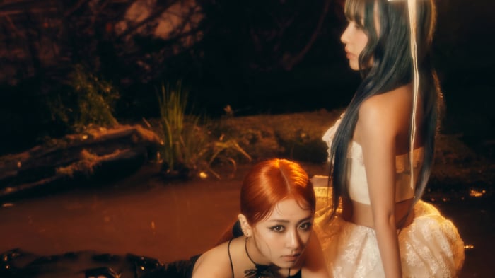 LE SSERAFIM's Yunjin and Sakura in 4K