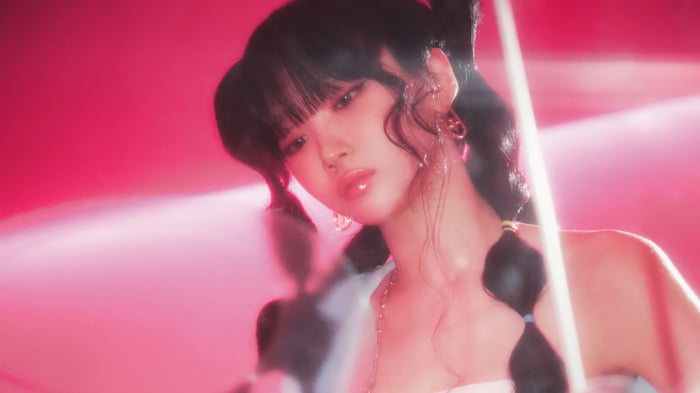 LE SSERAFIM Chaewon in pink lighting 4K