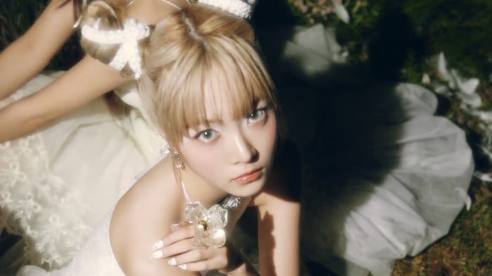 LE SSERAFIM Eunchae in a white dress, 4K